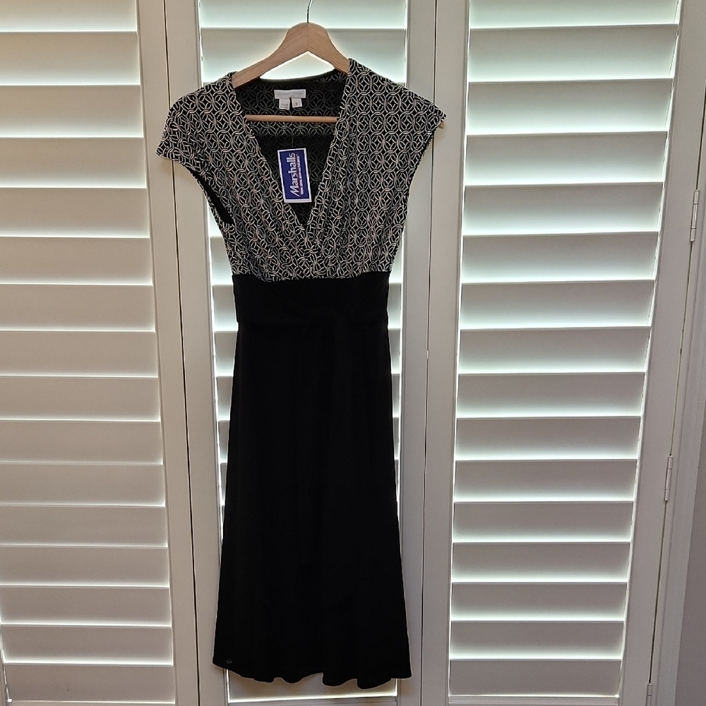 London Times Gray and White V-Neck Sheath Midi Dress
